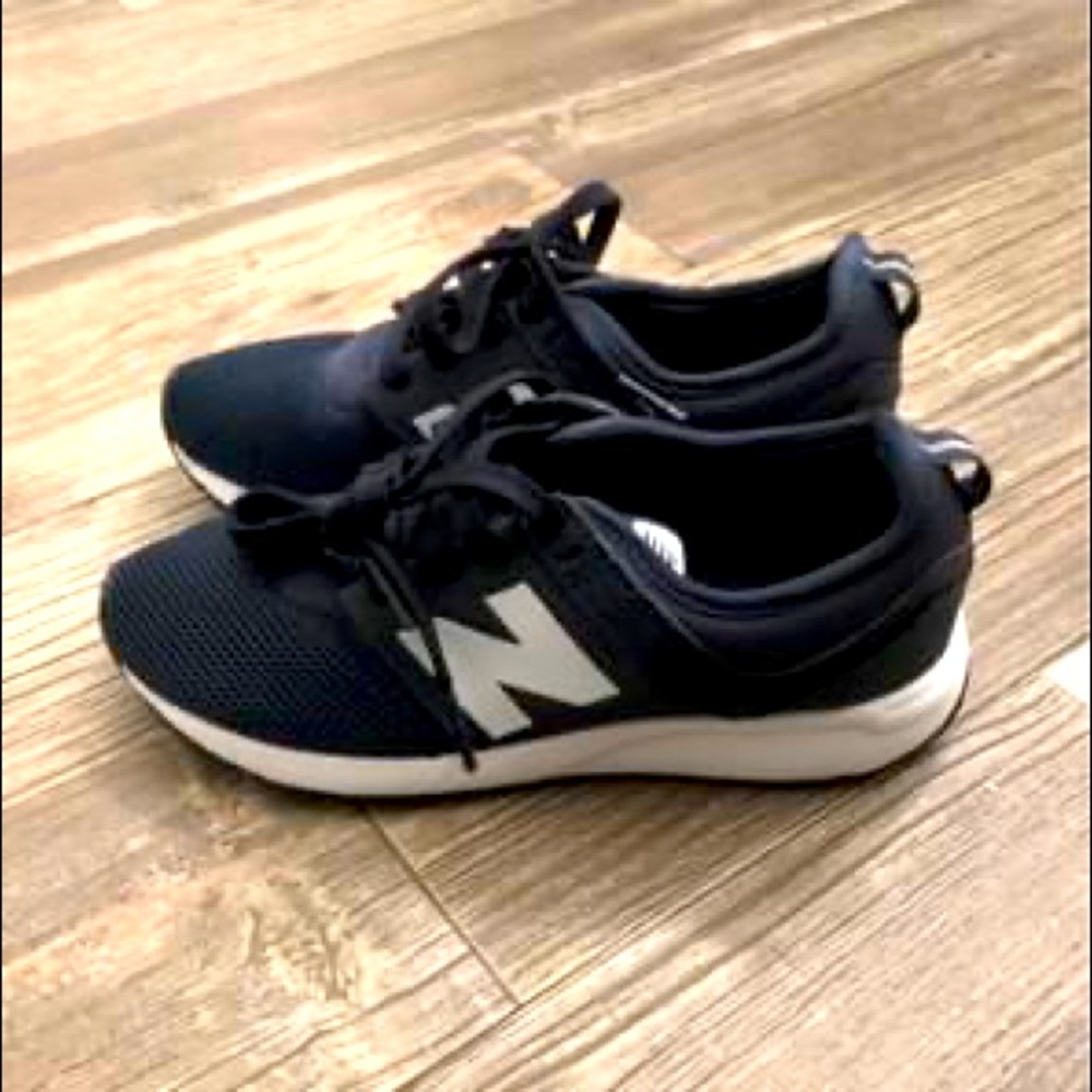 NIB boys new balance navy blue shoes size 2